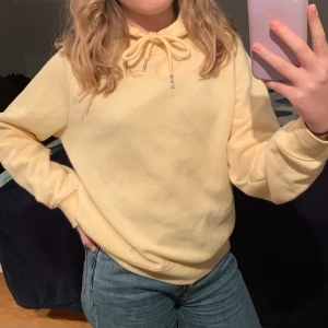 Mjuk hoodie - Så mjuk o gosig hoodie, använd 2-3 gånger. Inga nopprar eller fel förutom en liten fläck från akrylfärg på nedre kanten, syns dock inte jättemycket när man har på sig den. Köparen står för frakten!💛💛