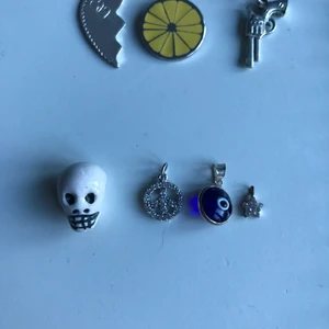 Berlocker - Olika berlocker, de i första bilden är 50 kr styck (vissa är silver 925) och de i andra bilden är 30 kr styck.