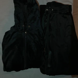 Gina velour mjukisdress - Säljer detta sköna setet från Ginatricot. Vida byxor i storlek S. Koftan är XS 