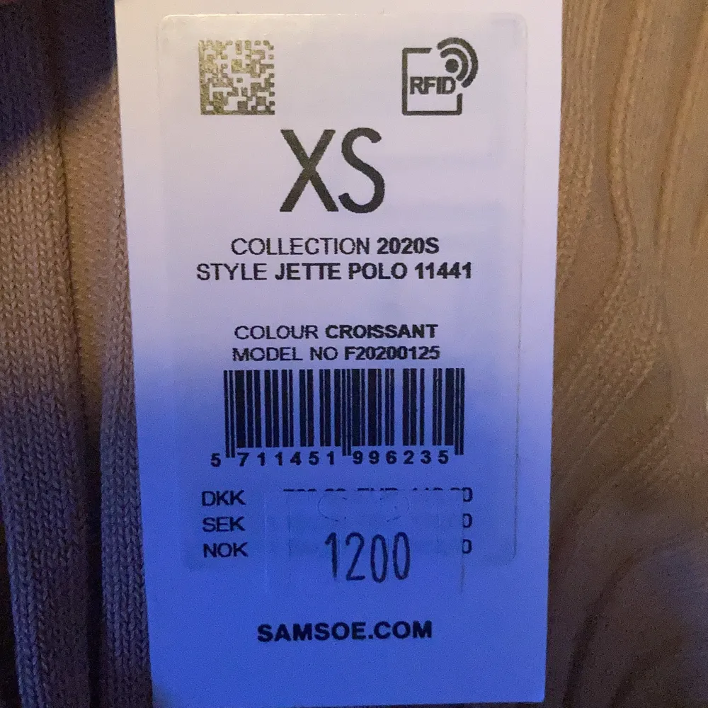 Säljer denna helt nya samsoe tröjan i storlek xs. Den är väldigt stretchig i materialet så skulle nog passa s också. Fint annars att bara använda som en tröja med krage för att ha sweatshirt över. Extra knapp följer med. Deras 2020 kollektion. Ordinarie pris 1200kr. Köparen står för frakt!!. Tröjor & Koftor.