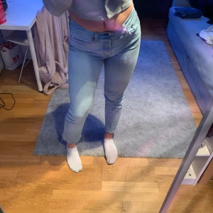 Levis Wedgie straight - Dessa jeans är köpta på en Levis butik i Danmark i strlk 28 och blivit använda fler tal gånger. Dem sitter lite litet på mig men är extremt fina!  
