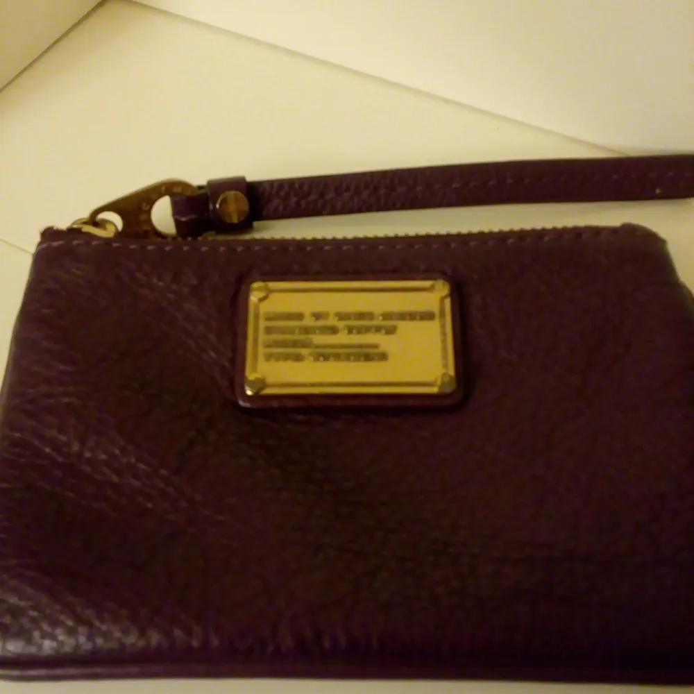 En Marc Jacobs portmonnä/plånbok/nyckelhållare, sparsamt använd. Säljer för 135 kr, kan skicka mot fraktkostnad 😊. Accessoarer.