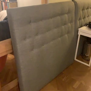 Mio sänggavel  - Säljer två gråa sänggavlar från Mio. Bredd: 130 cm, höjd: 126 cm. Bra skick. Nypris ca 2000kr. Säljer en för 500kr och två för 900kr