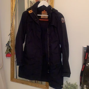Parajumpers Parka - Jättefin mörkblå parka från Parajumpers. Perfekt skick. Lappar finns kvar med äkthetsintyg. Nypris 4200kr. 