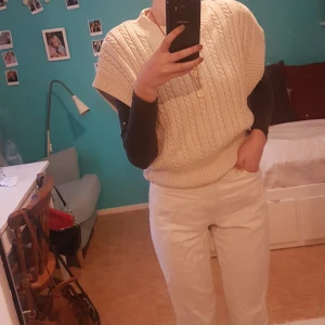 Jeans MONKI - Säljer dessa jeans med fantastisk passform (sitter perfekt i midjan bl a). Vida jeans och ljusbeiga i färgen, lite somriga och passar därför perfekt med en färgglad tröja!! Precis som med alla byxor var de dock för små i längden för 171 cm långa mig med VÄLDIGT långa ben. Ursprungspriset var 400 kr, men knappt använda så säljer för 200 kr.