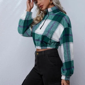 Trendig croptop - Säljer den här superfina croptopen då den aldrig kommit till användning, storlek L men passar S/M❤️ 150kr✨obs, lånad bild