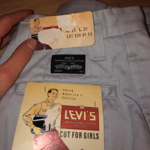 Helt nya Levis chinos - Gråa chinos från Levis i storlek W:25 L:30, alltså ungefär xs/s. Helt oanvända och sjukt snygg passform! Kan mötas upp i Lund och Malmö, även skicka och då tillkommer fraktkostnad! 