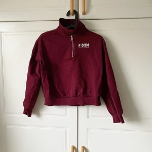 Tjocktröja strl XS - Tjocktröja storlek XS, men sitter mer åt S hållet. Lite croppad. 