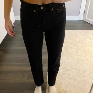 Levis jeans - Supersnygga Levis jeans ”wedgie straight” storlek 27. Går nästan hela vägen ner till marken på mig som är ca 160 cm. Använda ett antal gånger, men fortfarande i mycket bra skick! Säljer för 150kr + 62kr frakt  🤩
