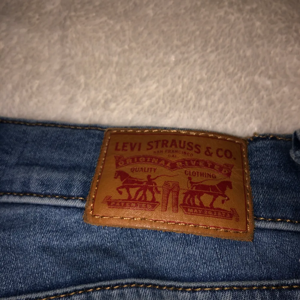 Levis jeans med låg midja i en mellanblå färg, knappt använda . Jeans & Byxor.