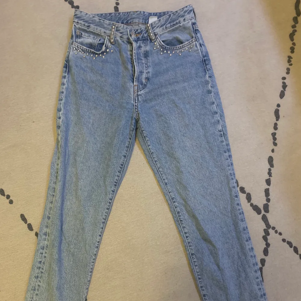 Skitsnygga jeans i bra skick! Detaljer, typ pärlor, vid fickorna. De är använda men inte slitna.🌻. Jeans & Byxor.