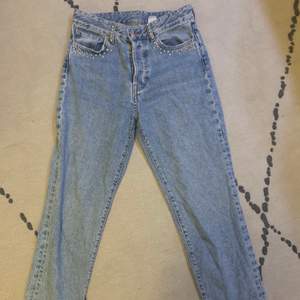 Skitsnygga jeans i bra skick! Detaljer, typ pärlor, vid fickorna. De är använda men inte slitna.🌻