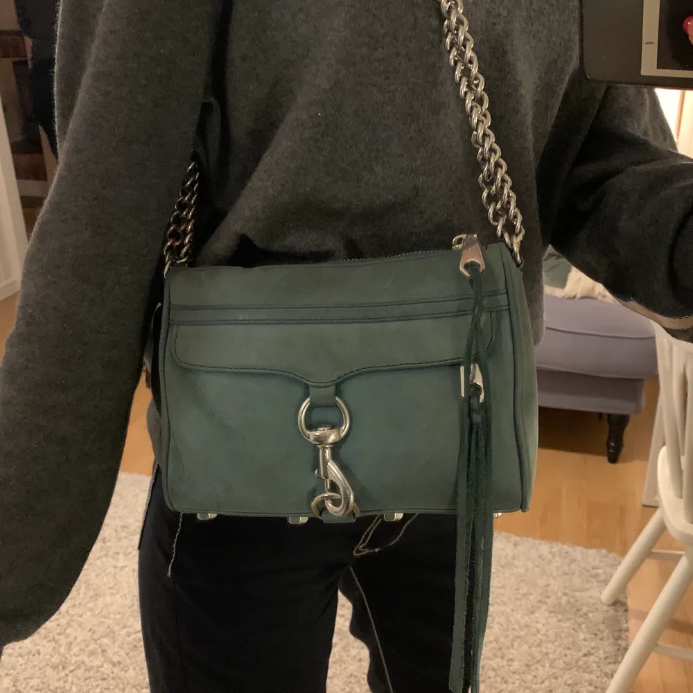 Säljer min älskade Rebecca Minkoff väska då jag inte använder feen längre. Den är i blå mocka med silverdetaljer. Helt klart använd och har ett par fläckar, slitningar på kedjan och är lite blekt. Köpt för 1770.. Väskor.