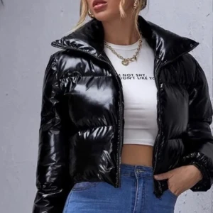 Puffer jacket  - Superfin croppad pufferjacket, köpt nyligen på Plick och i jättefint skick💕💕 200kr + frakt’ 🤩 (66kr) ❤️ Spårbar frakt:) Pris kan diskuteras