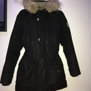 PARKAS SVEA - Gosig parkas från SVEA som är använd en vinter. Avtagbar krage i äkta päls💯