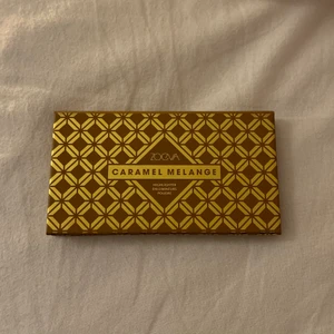 Zoeva palett - Zoeva palett med en highlighter och ett bronzer. Köpt på sephora i frankrike (ca 28€) och har endast swatchat produkterna en gång, annars är det helt oanvänd! väldigt fina på sommaren skulle jag säga☺️ 