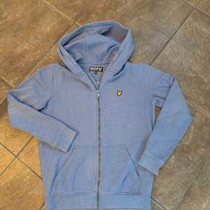 Lyle and scott hoodie i storlek 12-13 years, använt skick, betalning sker via swish