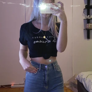 En svart T-Shirt  - En svart T-Shirt som är stor i sin storlek så passar för dom i S. Använd några få gånger så inga skador på plagget!