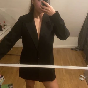 Oversize kavaj/blazer - Säljer min oversize svarta kavaj/blazer i storlek 36. Använd endast en gång. Jag är 160cm och den går under rumpan för mig så den kan även passa som klänning. Formar kroppen bra och är i ett väldigt skönt material, storlek 36. Köpt för 400kr men säljer för 150kr + frakt.