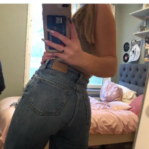 Jeans monki - Jättefina jeans jag köpte här på plick! De är dock oanvända av mig:) Den första och sista bilden är tjejen jag köpte jeansen ifrån💕