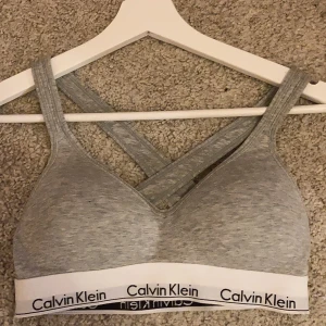 Calvin Klein bh stl xs - Grå, skön, Calvin Klein bh i nyskick. Använd ett få tal gånger och lappen utklippt. Säljer pga för liten för mig. Stl xs. Nypris 500:-