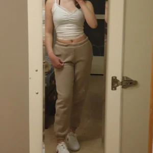 Vit crop top:) - Säljer den här jättefin vit crop top pga tycker it att den är min still (använd endast en gång:) 