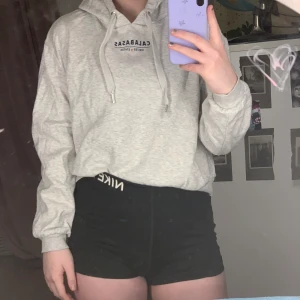 Grå hoddie - En grå hoddie med tryck på rygg och ovanför bröstet🤍 använd ett fåtal gånger, inga märken eller skador mm. Köparen står för frakten. Storlek S. 