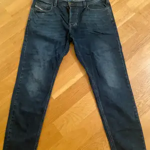 Enkla men fina jeans från Diesel.                                               W36 L32, straight leg.                                                                 Originalpris - 1,200kr