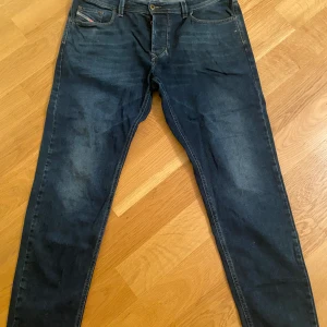 Diesel Jeans (man)  - Enkla men fina jeans från Diesel.                                               W36 L32, straight leg.                                                                 Originalpris - 1,200kr