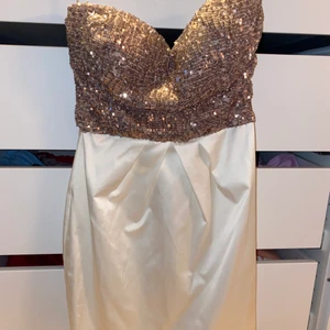 Klänning utan band - Min favoritklänning som är för liten men endast använd 1 gång. Utan axelband och slutar nedanför rumpan/på låren. Passar nog en s också. Pris + 79kr frakt, hör av er vid frågor!! 🦋