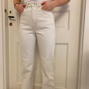 Weekday beige/vita row jeans - Size 26/30. Modell på bilden 163cm. Nypris 500kr. Finns dock små blåa fläckar som inte går bort, men det märks knappt, kan skicka bild! Frakten tillkommer