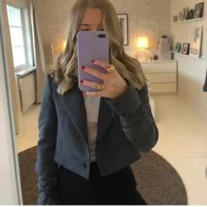 Croppad blazer - Croppad blazer med snörning på armarna i storlek 32 (xxs) men passar även storlek 34 (xs). Använd 2 gånger, fint skick. (Frakt inkluderat i priset) 