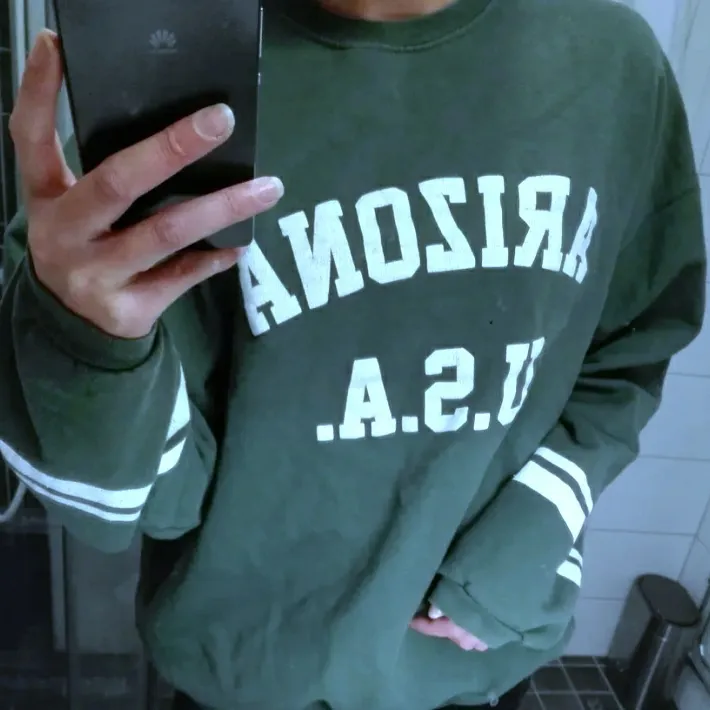 Mysig sweatshirt från Pull and bear, använd en handfull gånger 🌵 frakt ej inkl. Tröjor & Koftor.