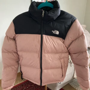 North facejacka storlek XS  - North facejacka i storlek XS. Använd några gånger denna vinter och kan behöva en kemtvätt!(se sista bild).  Annars i bra skick och inga hål. Vid högt intresse blir det budgivning :) Köparen står för ev frakt! 🌻Kan även mötas på Kungsholmen i Stockholm. Skriv om fler bilder önskas!