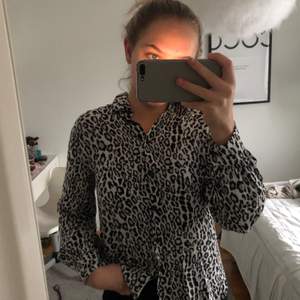 Säljer denna superfina blus i ett fint leopard mönster🐆 Köpt på NAKD! Väldigt fint till när man ska klä upp sig ifall man ska iväg💕 Storlek XXS men funkar lika bra som XS