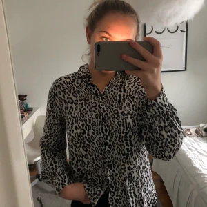 Blus!  - Säljer denna superfina blus i ett fint leopard mönster🐆 Köpt på NAKD! Väldigt fint till när man ska klä upp sig ifall man ska iväg💕 Storlek XXS men funkar lika bra som XS