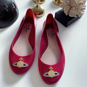 Vivienne Westwood ballerina skor ”Melissa” - Storlek 38. Köpta instore i La Fayette i Paris för några år sen. Använda en gång som Sailor Mars cosplay