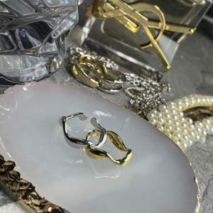 Säljer dessa snygga ringarna i s925 silver, dvs de färgar inte av sig⛓ Ringarna är töjbara och säljs i både guld och silver för 99 kr/ st 💛🤍 GRATIS FRAKT 📦 ✨