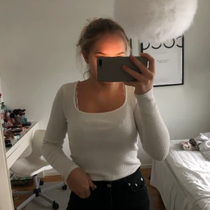 Urringad tröja - Säljer denna super fina urringad tröja🤩 Väldigt fin!!!😍 Stolek S & är köpt på ginatricot!