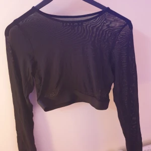 Svart mesh topp - Croppad mesh topp från stay! Denna är fraktfri. Säljes pga inte min stil!💓 skriv gärna om du vill ha fler bilder
