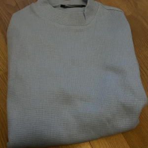 Sweatshirt xs 90kr - Jag säljer denna sweatshirt då jag behöver pengarna. Den är aldrig använd så i toppskick! Den är ljusblå med ett rutigt material som är jättefint. Vid intresse kan jag skicka fler bilder🤍 Priset kan alltid diskuteras!