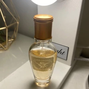 Jeans original parfym - Jeans original parfym for her! 20ml men lite använd. 100kr 🥰 Frakt tillkommer men möts också upp i Helsingborg 