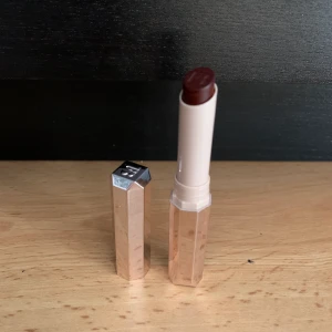 Fendy beauty - Matt läppstift - Matt mörkrött läppstift från Fendy beauty by Rihanna. Aldrig använt.