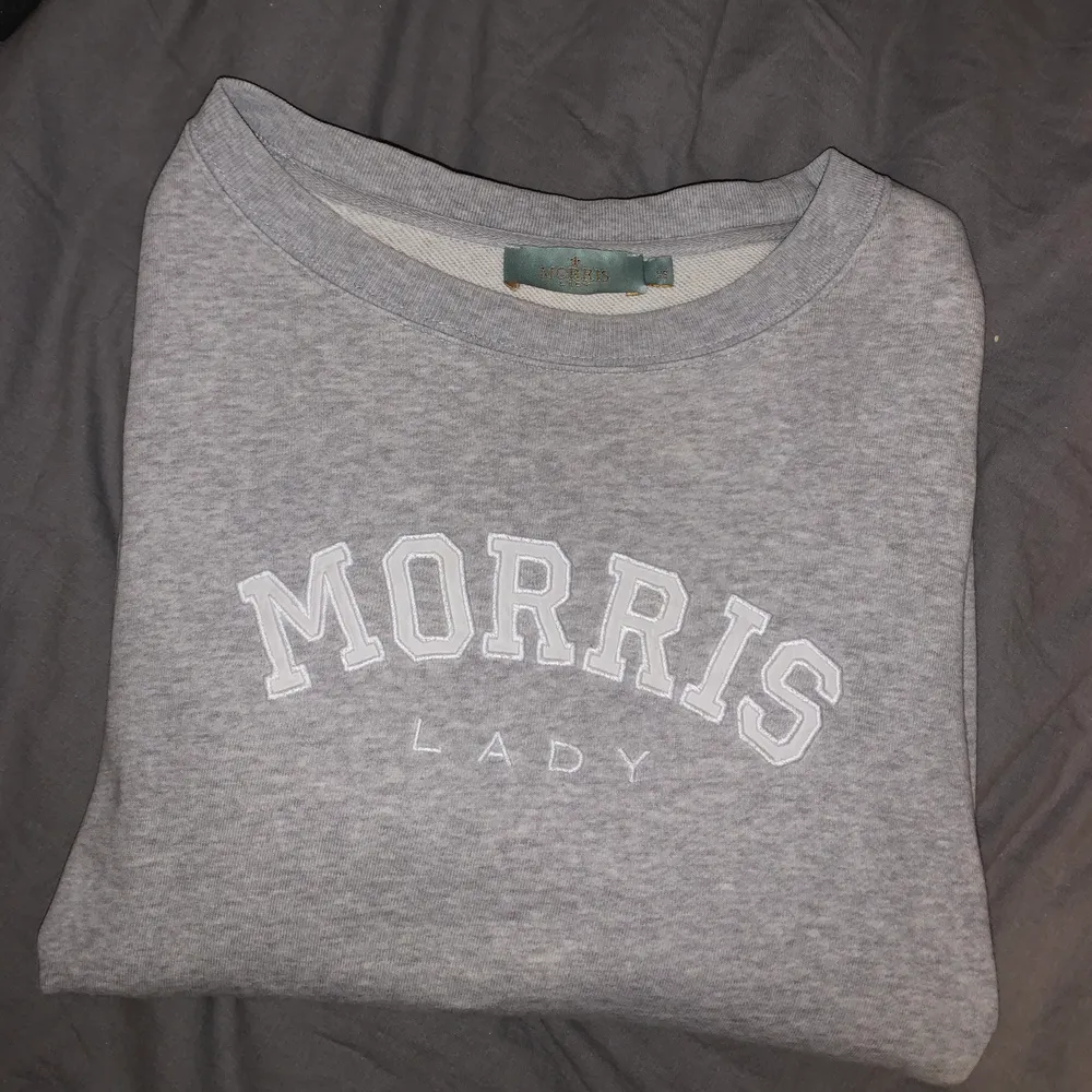 Grå tröja från Morris i fint skick! Sparsamt använd🦋 storlek XS men passar även S. Köpt för 999kr, säljer för 250kr. Kan mötas upp i falköping, annars står köpare för frakt ✨. Tröjor & Koftor.