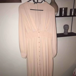  - Såååååå fin klänning från asos, använd 1 gång. Kan både kläs upp till lite finare tillfällen men också snygg att ha till vita sneakers!
