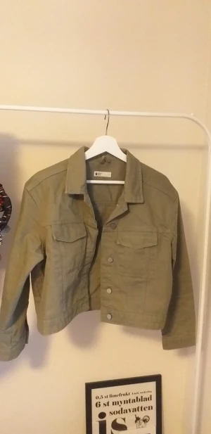 Jeansjacka - En olivgrön jeansjacka ifrån ginatricot, köpt förra sommaren och är använd sparsamt