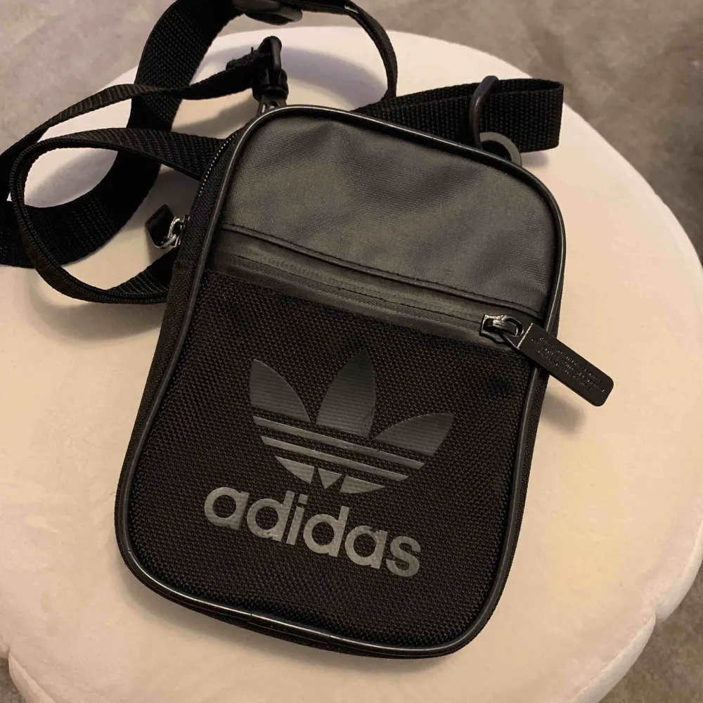 Jättefin väska från Adidas. Väskor.