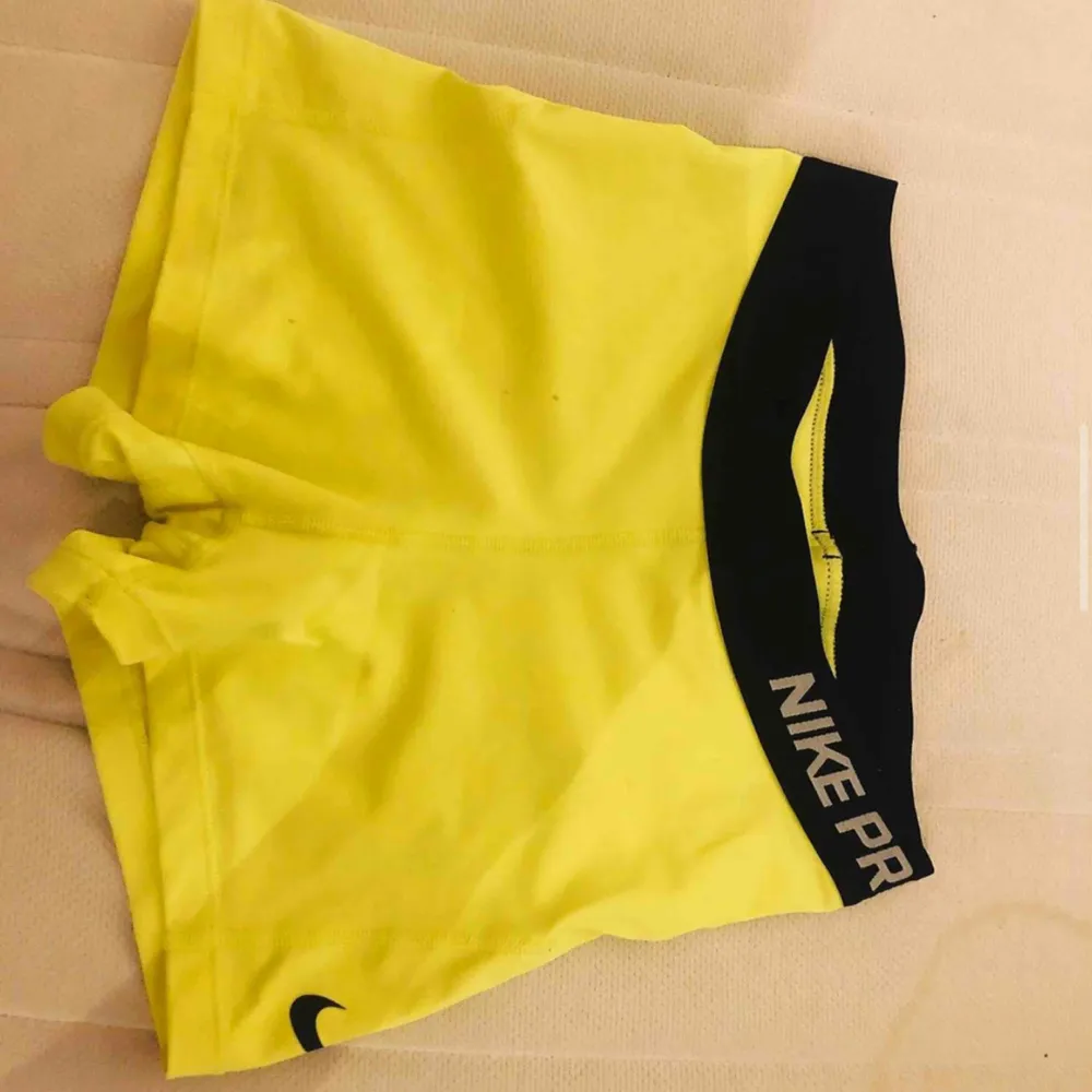 Neon gula tränings shorts. Shorts.