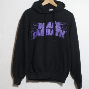 Black Sabbath hoodie Stl M - Black Sabbath hoodie Stl M. Väl använd men hsr fortfarande mycket kvar att ge. 🌞Skriv vid frågor! Frakt ca 65kr 