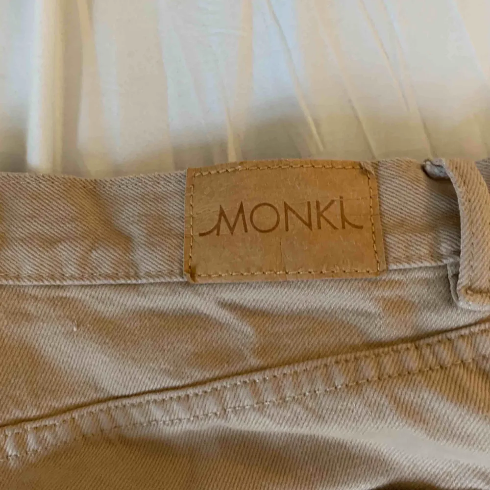 Knappt använda Yoko jeans från monki i mycket bra skick.  Storlek 29/32. Säljer pga för små för mig.. Jeans & Byxor.